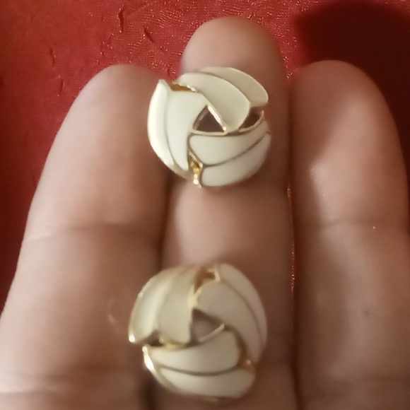 Enamel & rich gold tone pierced earrings. Vintage . 2 pairs - Picture 5 of 8